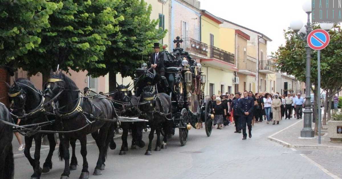 Musica, carrozze e cortei: in provincia di Bari sopravvive il funerale in pompa magna